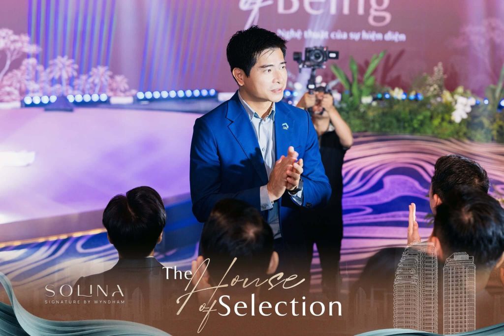 Bàn tiệc với thư mời The Art of Being