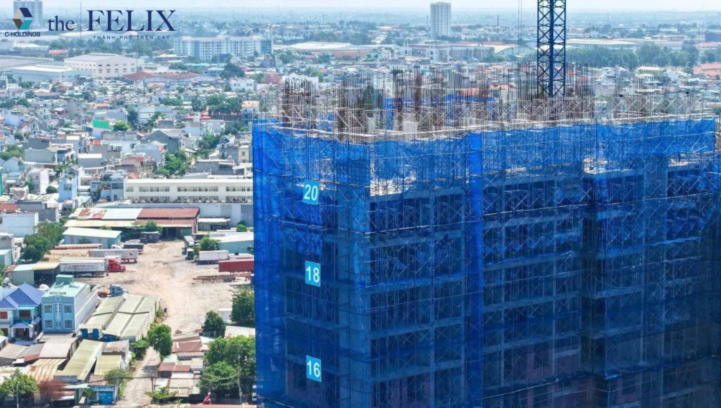 The Felix thi công các tầng cao, hai cẩu tháp hoạt động